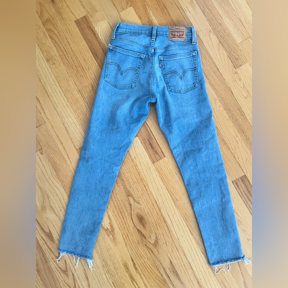 Levi’s Wedgie Skinny Size 25 Blue Spice Wash short inseam is 26 Button Fly